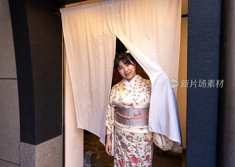 一个日本女人在日本餐馆里走过野莲