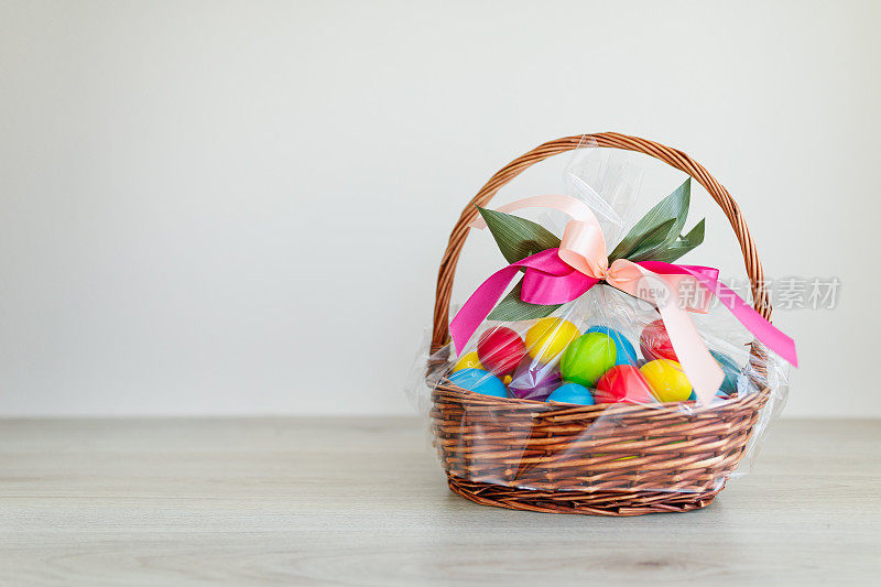 复活节彩蛋放在节日礼品篮里