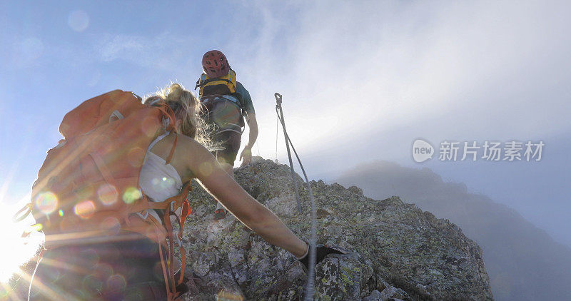 两名年轻的攀登者爬上一条经费拉塔的路，进入了雾中