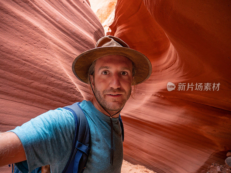 一名年轻人在美国羚羊峡谷自拍