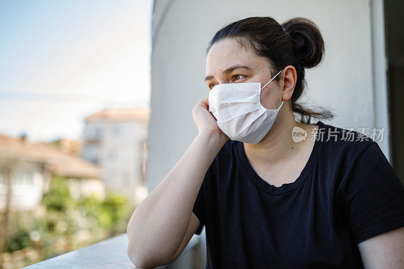 被隔离的女人从窗户往外看