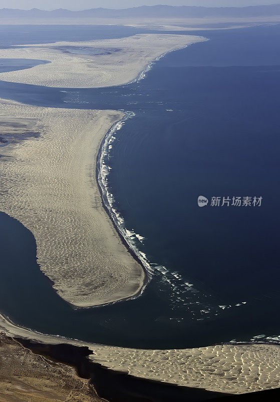 墨西哥巴哈西海岸的海滩。海浪