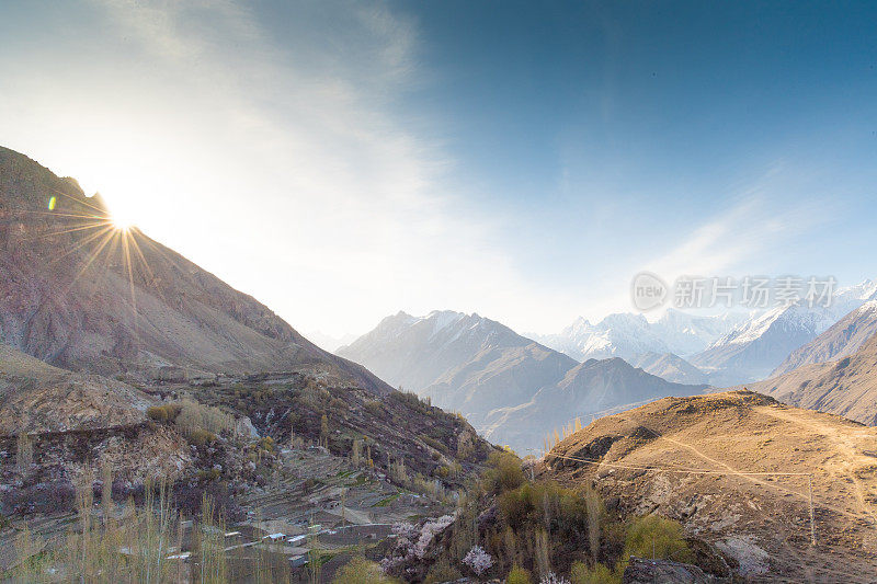 沿山的自然景观罕萨山谷在秋季包围喀喇昆仑山脉在巴基斯坦亚洲