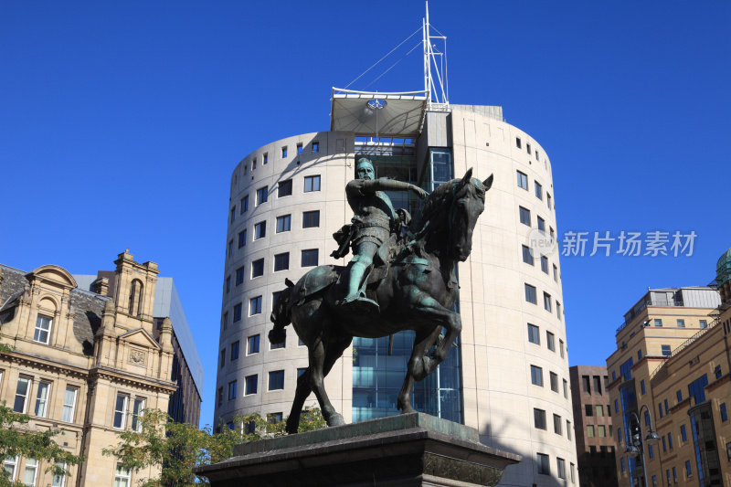 利兹市广场上的骑马雕像