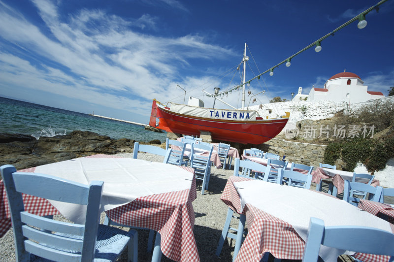 希腊餐厅以鲜红色渔船为特色