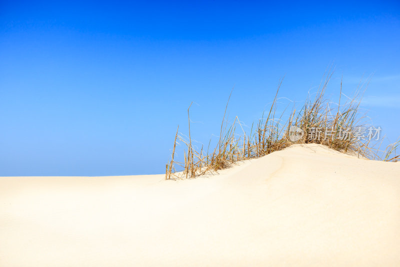 沙丘上方深蓝色的天空
