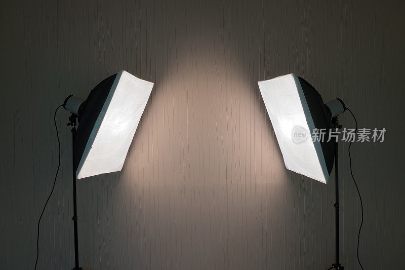 摄影照明-两个工作室灯与软盒子