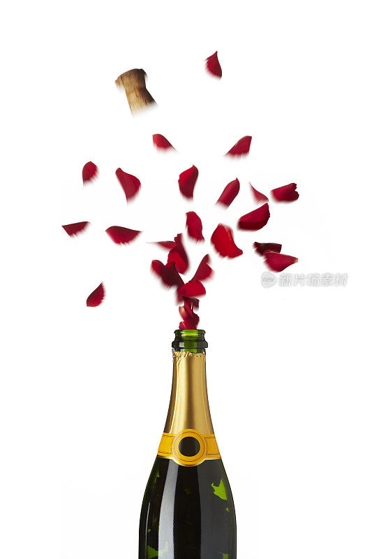 一瓶香槟开着红玫瑰花瓣和软木塞