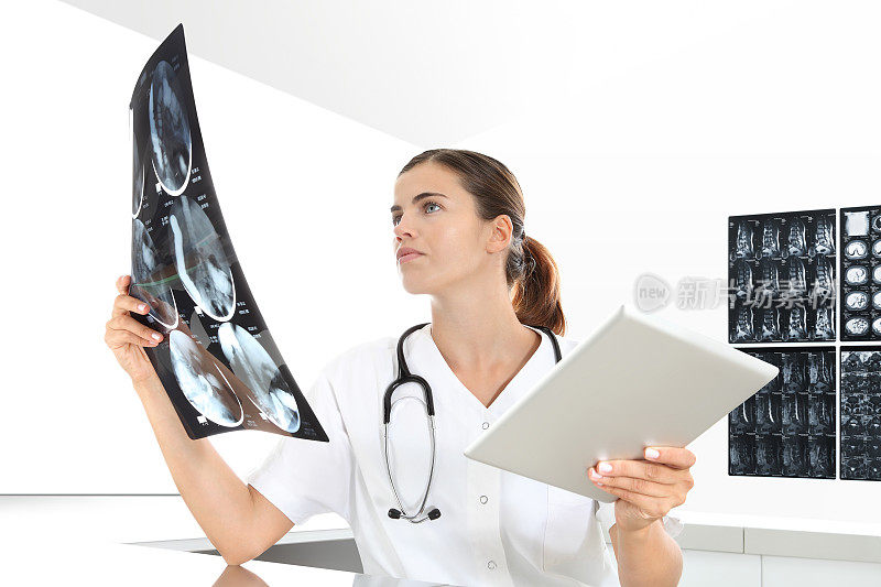 放射科女性检查x光片，平板电脑，医疗保健，医药