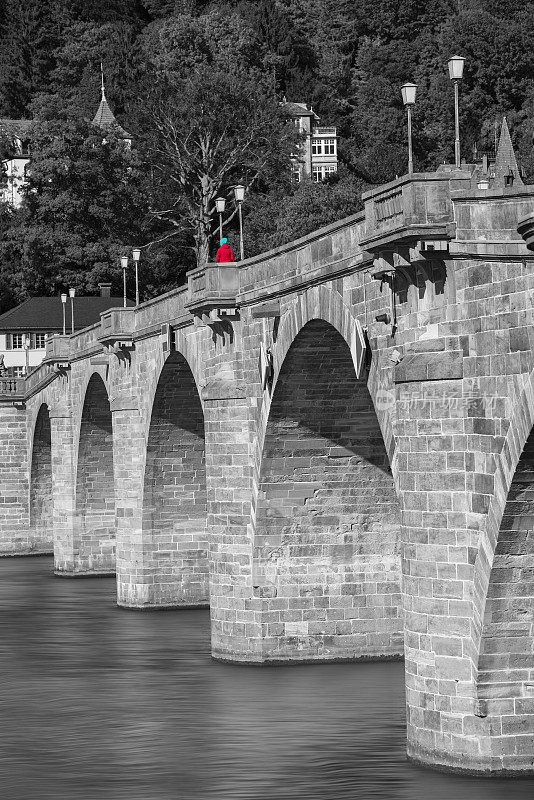 游客在海德堡的一座老桥上