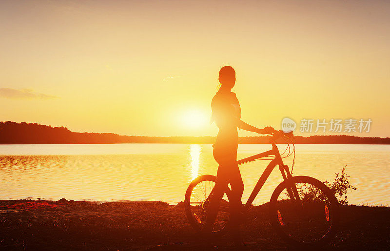 日落时分，男孩骑着自行车