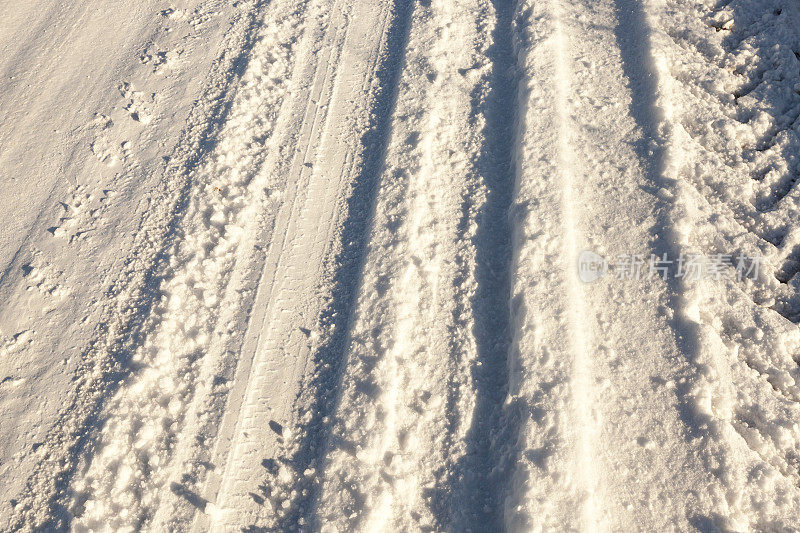 雪上有汽车的痕迹