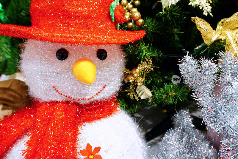 雪人圣诞老人娃娃装饰，圣诞树快乐的背景