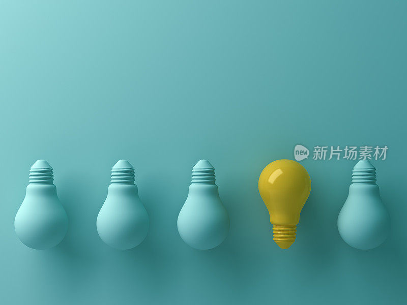 思考不同的概念，一个黄色的灯泡从未点亮的绿色白炽灯中脱颖而出，具有反射和阴影，领导和不同的创意概念。三维渲染