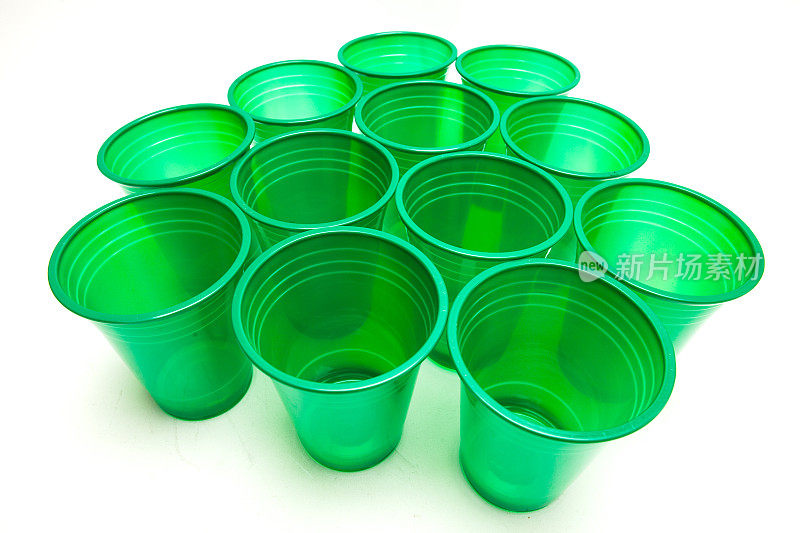 白色背景上的绿色塑料杯