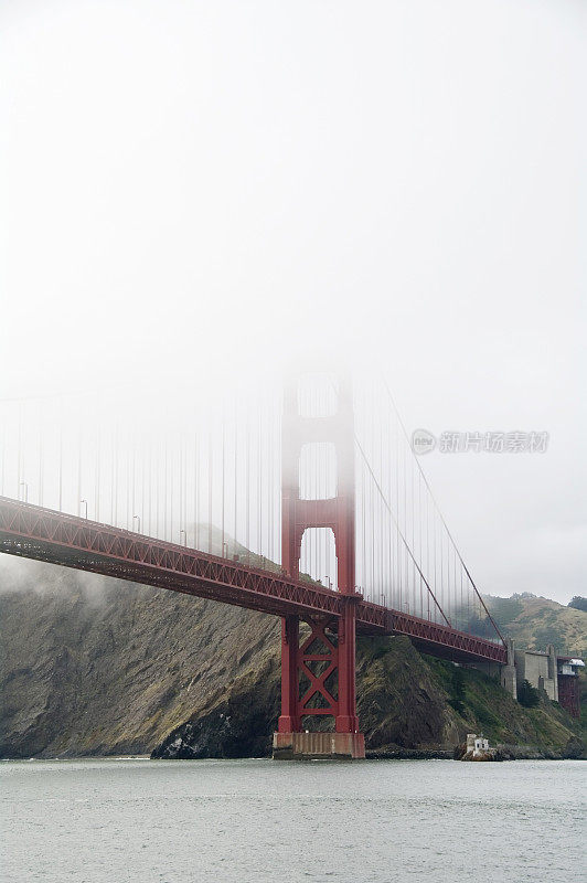 迷雾中的金门大桥(细节)