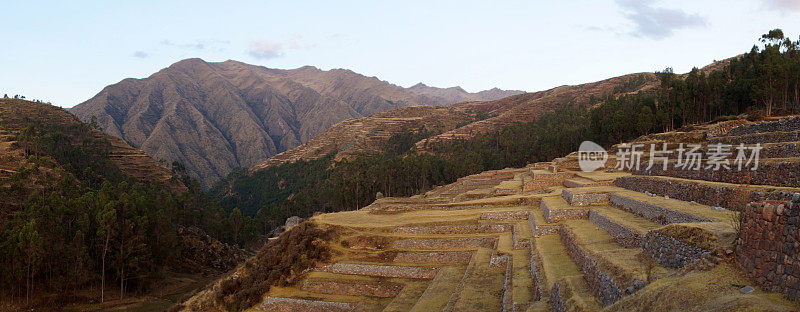 景物和群山的全景