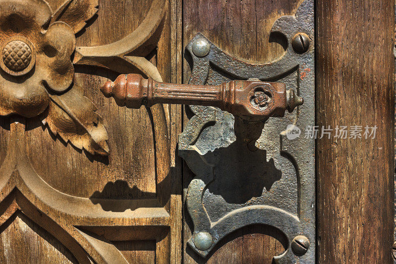 中世纪的木门，有生锈的旧铁门把手