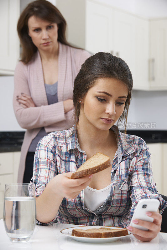 母亲担心十几岁女儿的饮食