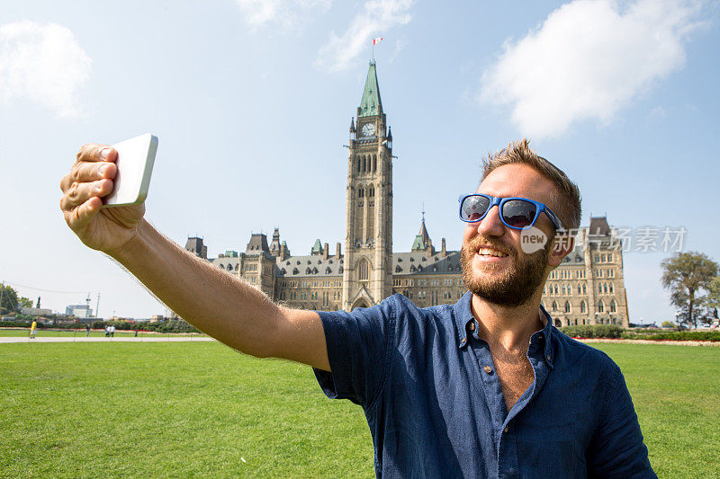 一名游客在渥太华议会大厦自拍