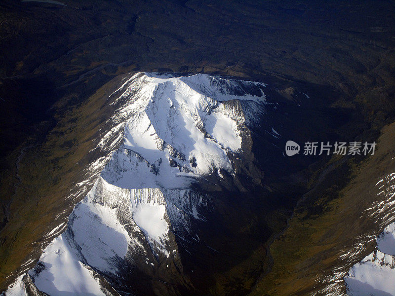 白雪覆盖的山顶