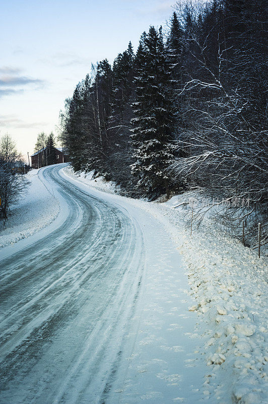 瑞典冬天蜿蜒的道路