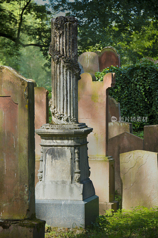 墓地的墓碑和墓碑柱