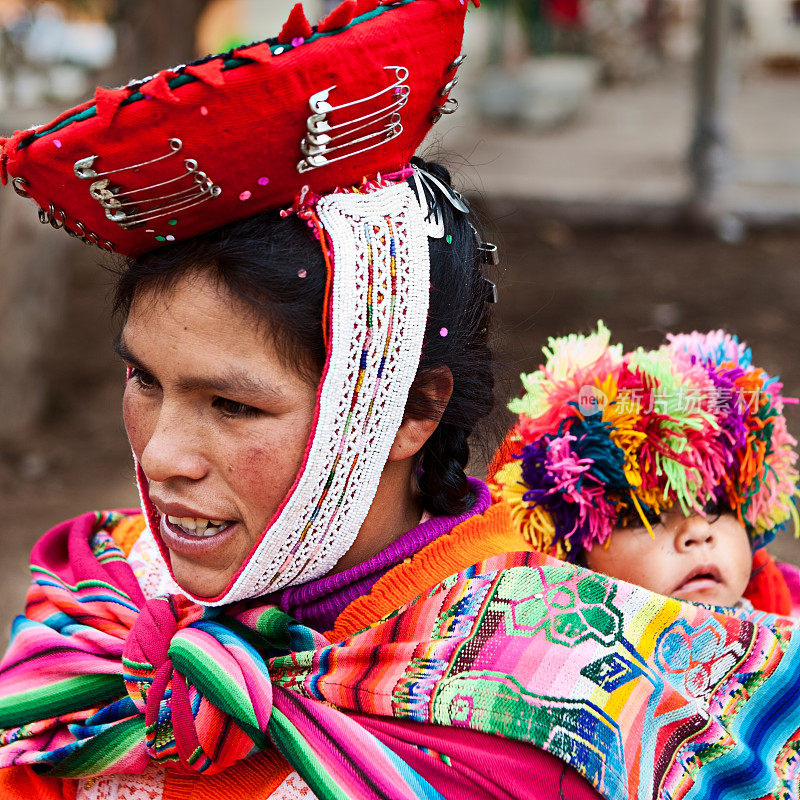 秘鲁妇女奥兰塔坦博，她的孩子躺在她的背上