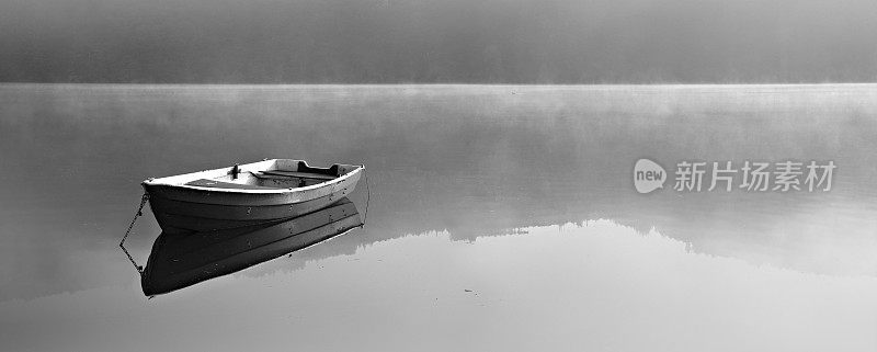 迷雾湖上的小船