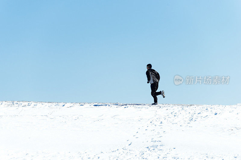 在白雪覆盖的小山上奔跑