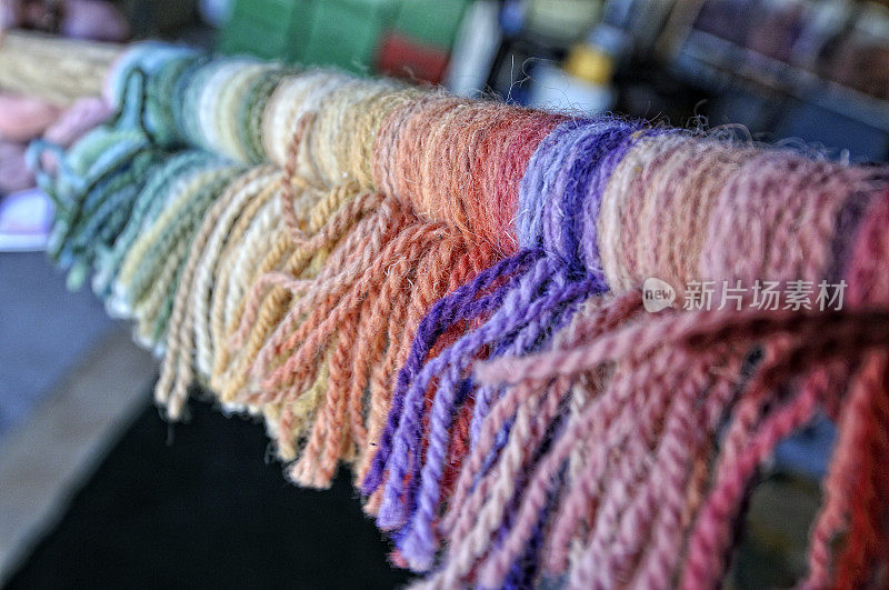 在地毯制作者的工作室里五颜六色的羊毛簇