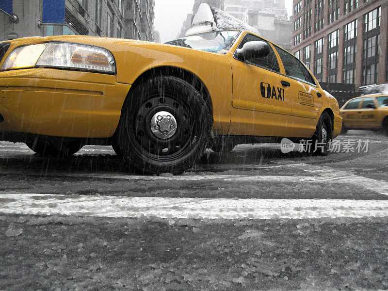 低视野的街道和出租车在泥泞的暴风雨。