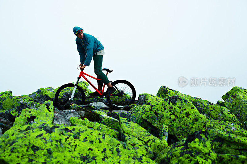 山顶上的山地自行车手。