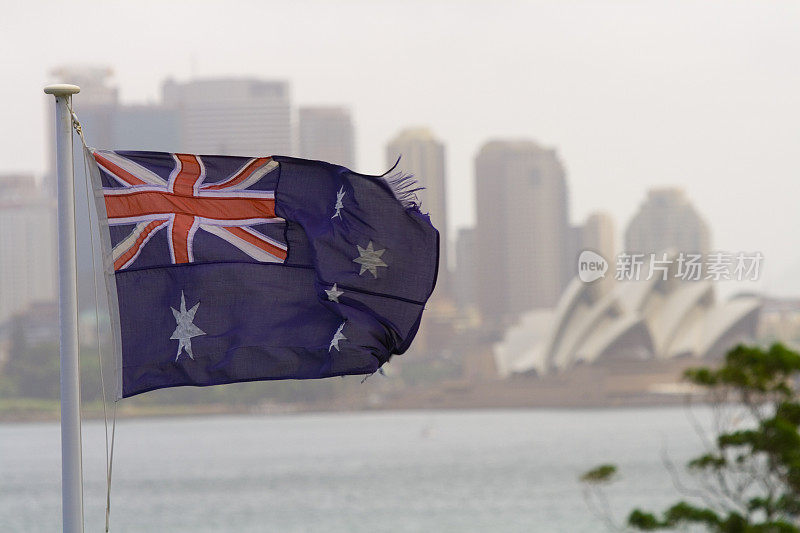 在悉尼歌剧院前悬挂澳大利亚国旗