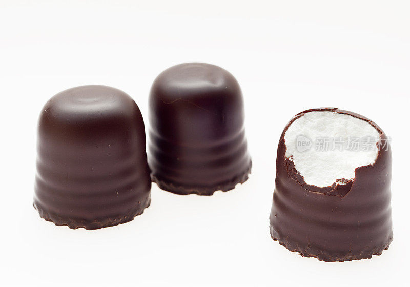 三个巧克力棉花糖分离在白色
