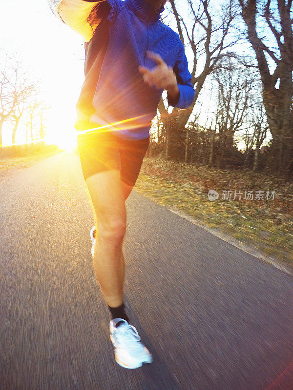 日落时分，一名男子在柏油路上慢跑，GoPro图像