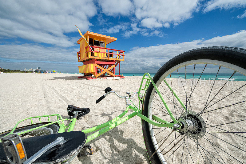 绿色的自行车躺在沙滩上