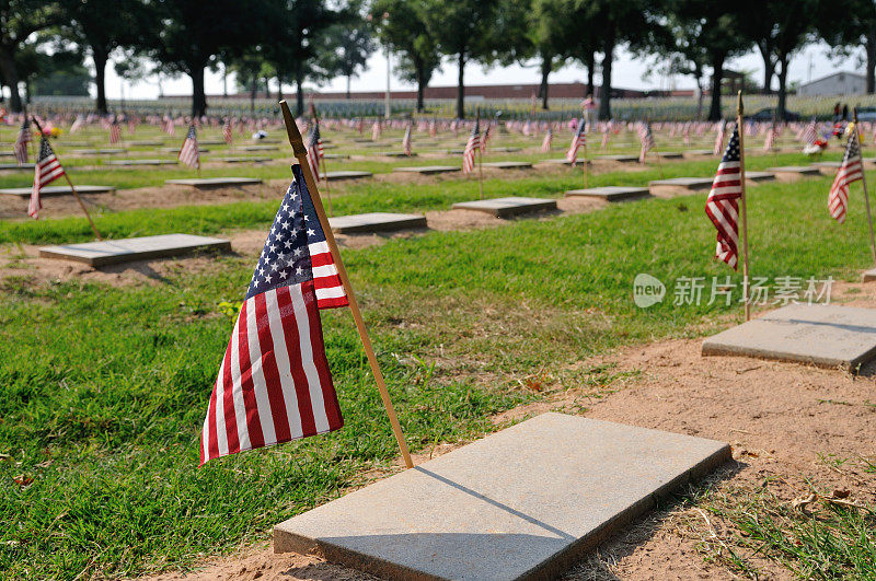 美国国旗和墓碑