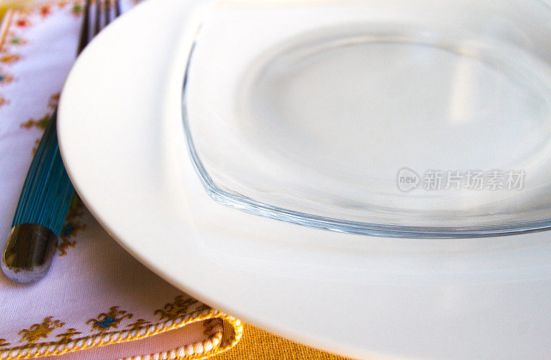 餐具，白色盘子，漂亮的餐巾(特写，不同寻常的角度)