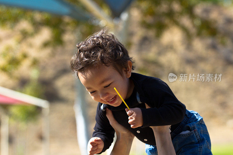 幼童微笑和他的母亲快乐