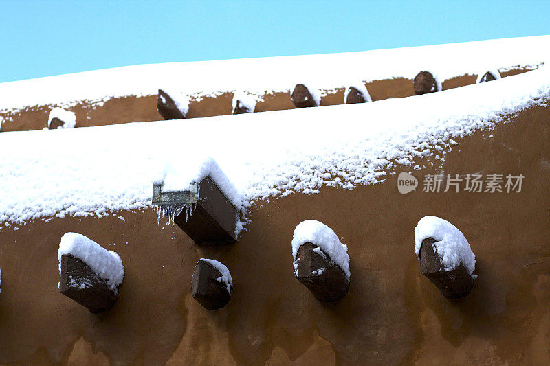 雪中的圣达菲:白雪覆盖的墙和维加斯，碧绿的天空