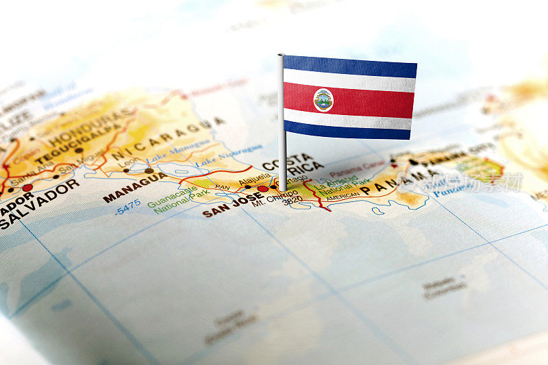 用旗帜把哥斯达黎加钉在地图上