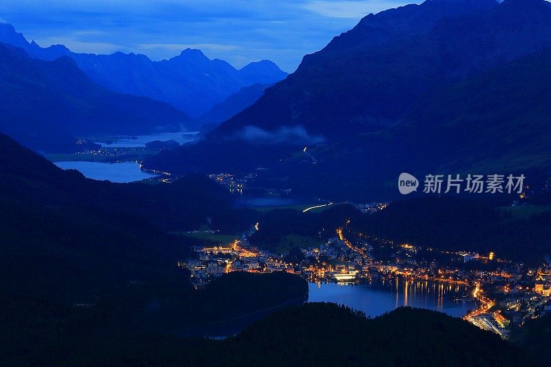 在恩加丁之上，圣莫里茨的城市灯光，夜晚的湖泊，瑞士阿尔卑斯山