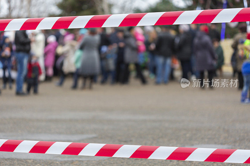 城镇庆典将人群分散在红色警戒线后