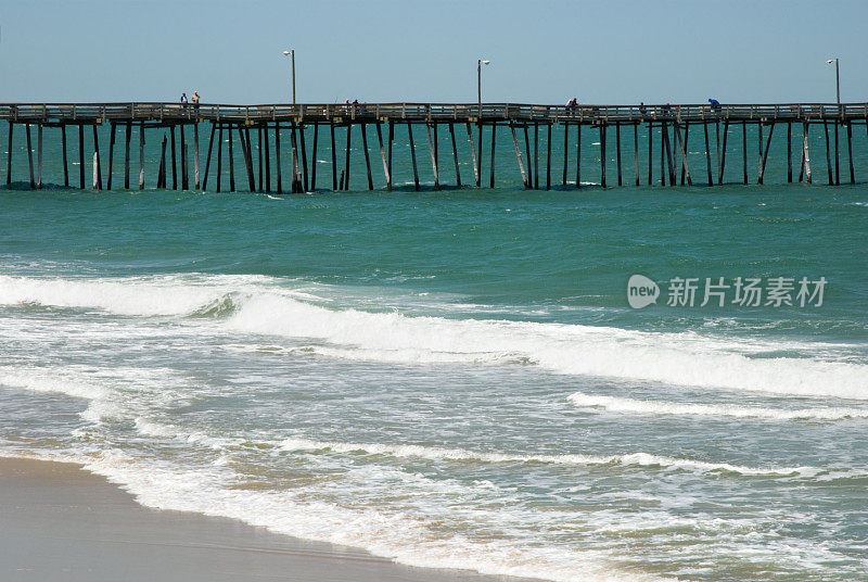 钓鱼码头和海滩冲浪