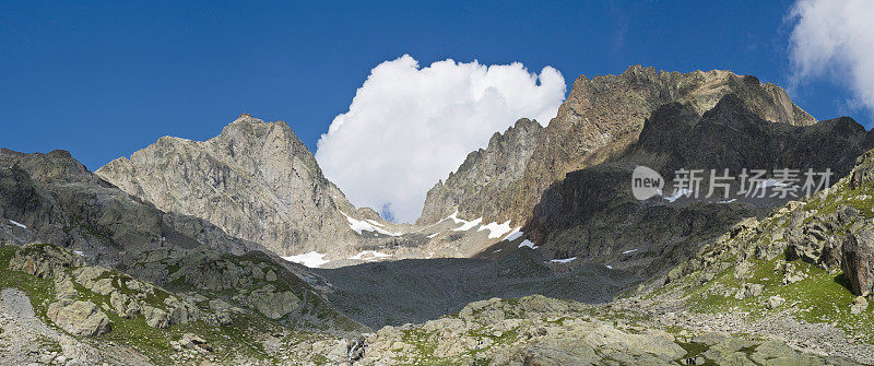 高山峡谷上空的大云层