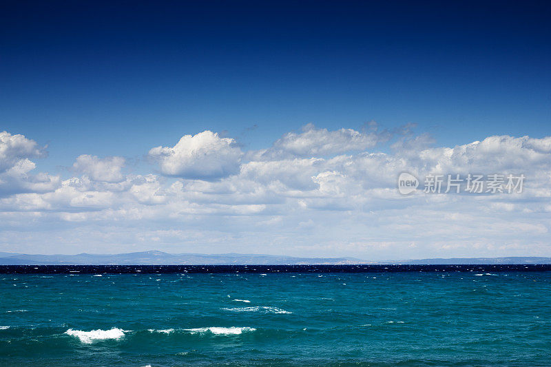 波涛汹涌的海面