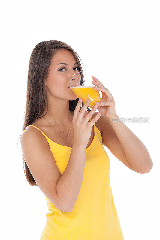 喝橙汁的女人
