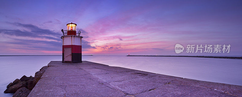 黄昏时分，荷兰IJmuiden港口入口处的灯塔