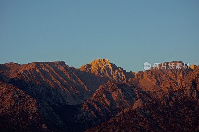 高山日出的辉光